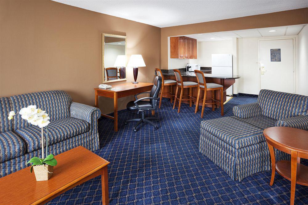 Holiday Inn Charlotte Airport, An Ihg Hotel חדר תמונה